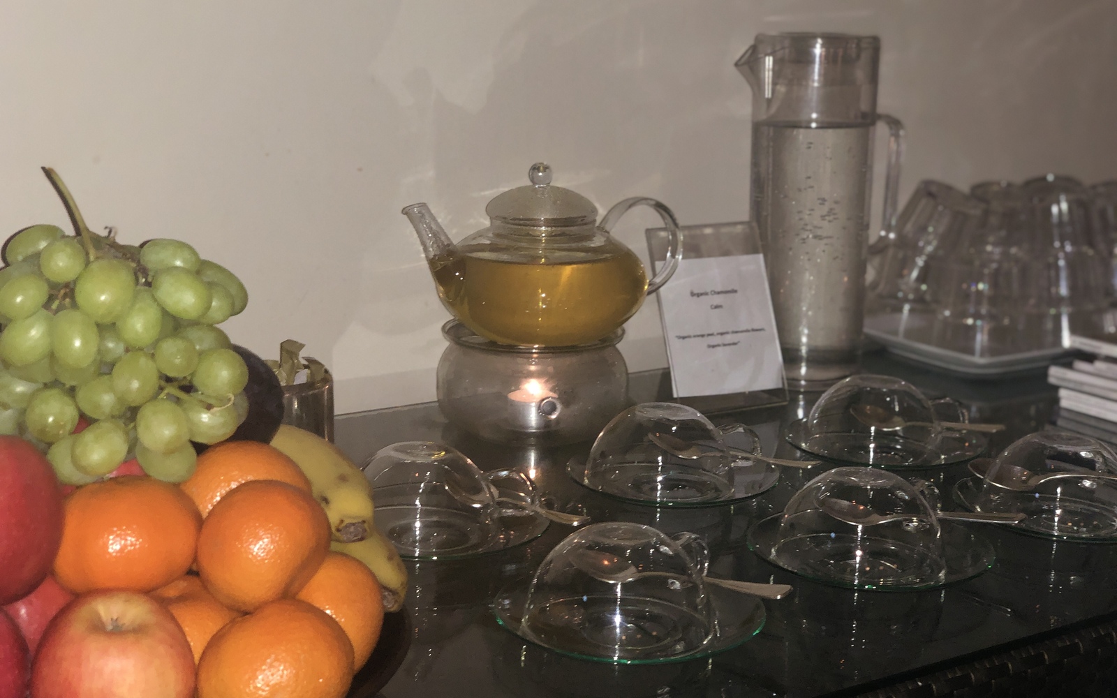 Infused tea and fresh fruit